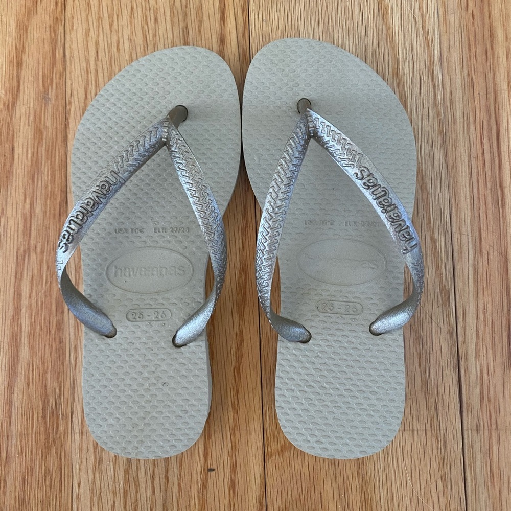 Never worn gold havaianas flip flops